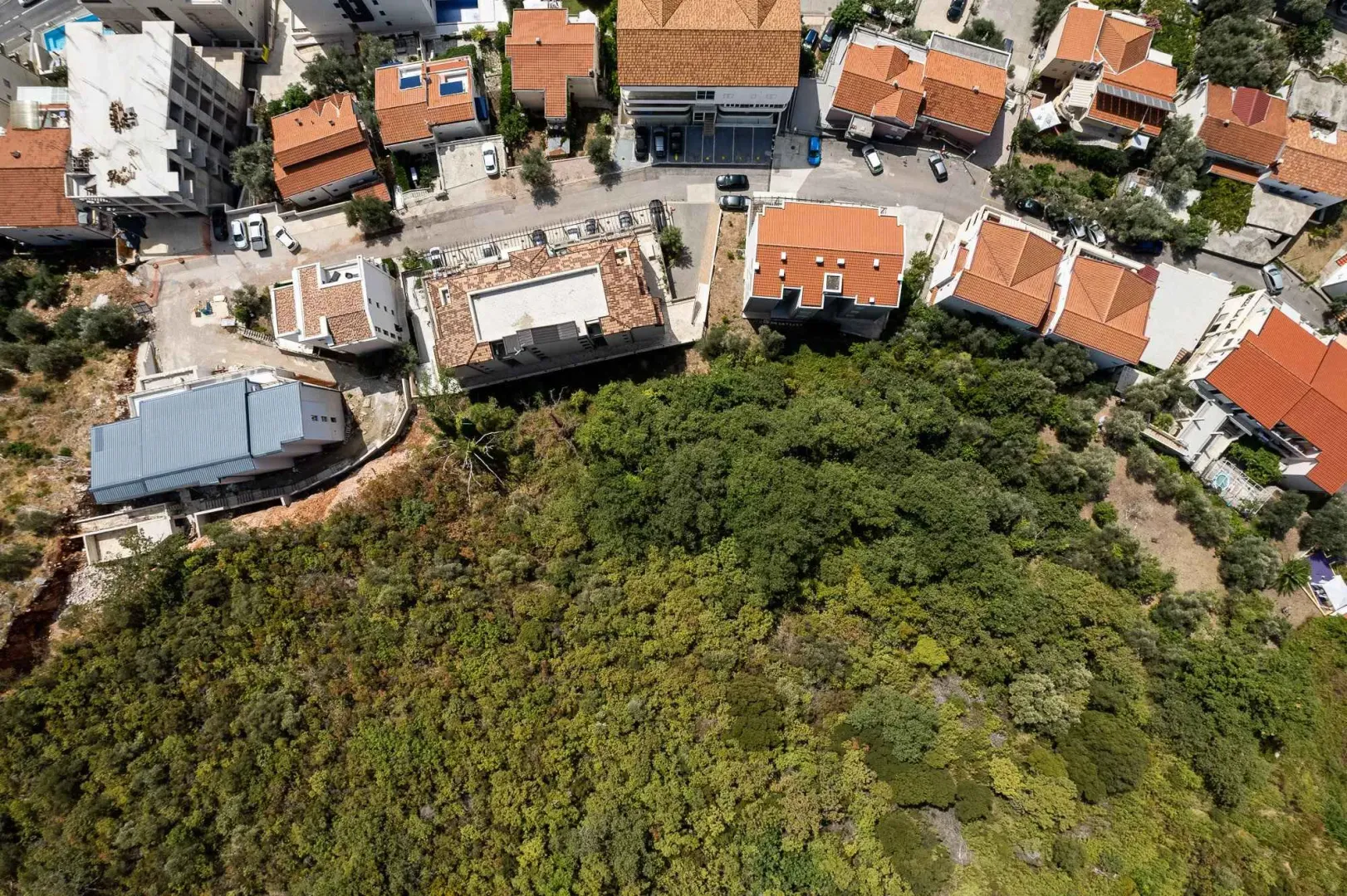 Vazdušni pogled na naselje i okolno zelenilo.