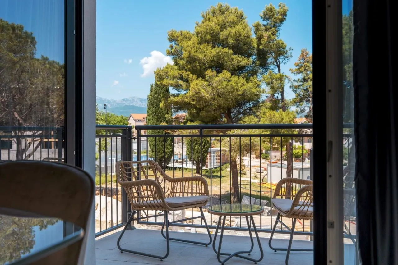 Namješten balkon sa garniturom za sjedenje i pogledom na prirodu.