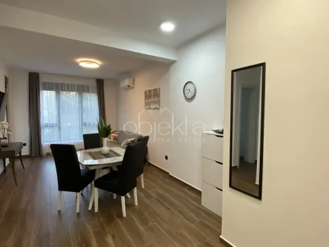 Dnevna soba sa trpezarijskim stolom i stolicama. - image 10