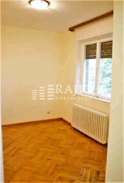 Prazna soba sa parketom i prozorom. - image 8