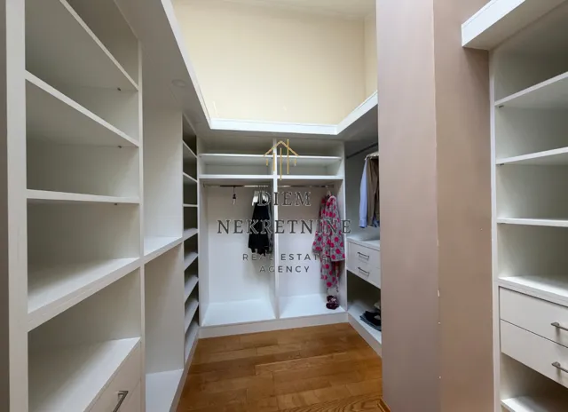 Izdavanje, trosoban stan, 140m², Podgorica, Crna Gora