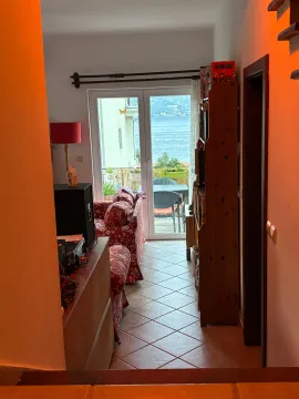 Dnevni boravak sa garniturom i pogledom na more kroz balkonska vrata. - image 15