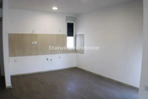 Prazna kuhinja sa priključcima za uređaje i svetlim zidovima. - image 13