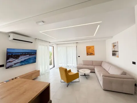 Izdavanje, kuća, 330m², Centar, Tivat - image 2