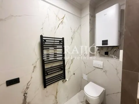 Moderno opremljeno kupatilo sa sanitarijama i bojlerom. - image 7