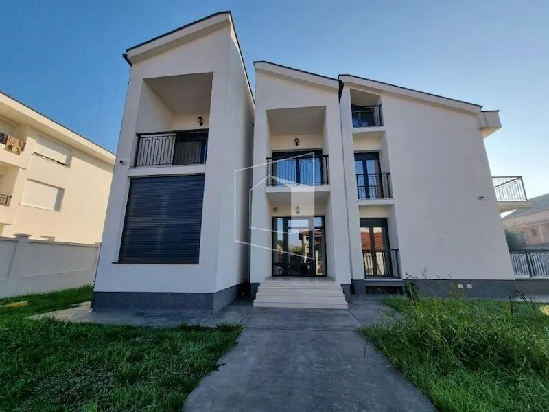 Sale, house, 400m², Tološi, Podgorica