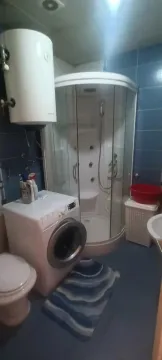 Manje kupatilo sa tuš kabinom, veš mašinom i bojlerom. - image 6