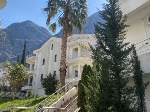 Izdavanje, dvosoban stan, 89m², Risan, Kotor - image 7