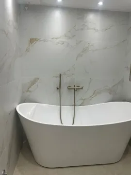 Moderne kupatilo sa samostojećom kadom i mermernim pločicama. - image 12
