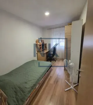 Manja spavaća soba sa krevetom, radnim stolom i ormarom. - image 7