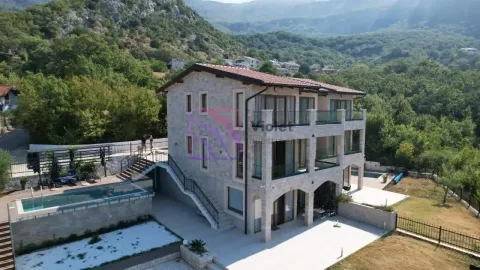 Pogled iz vazduha na kamenu višespratnu kuću sa bazenom i dvorištem. - image 5