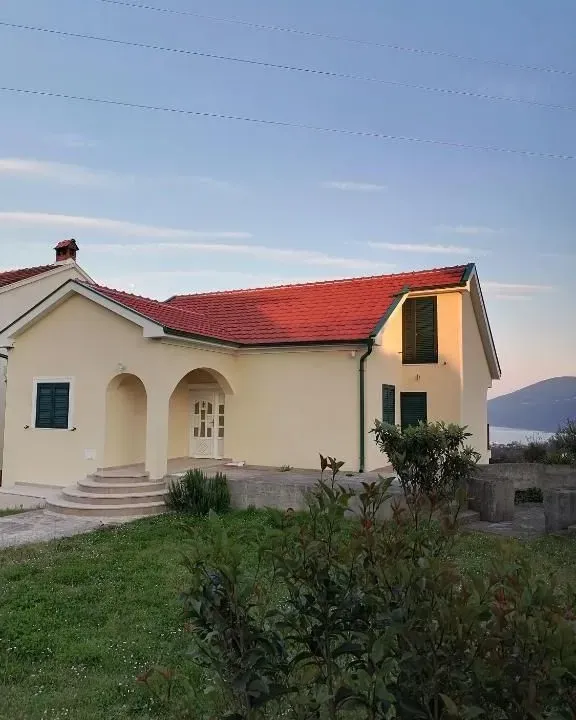 Izdavanje, kuća, 250m², Herceg Novi, Crna Gora