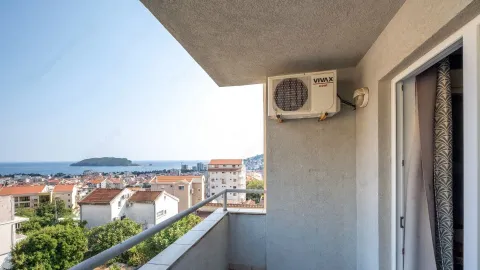 Natkriveni balkon sa klima-uređajem i pogledom na grad i more. - image 28