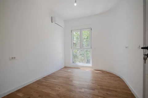 Prodaja, dvosoban stan, 65m², Centar, Bar - image 4