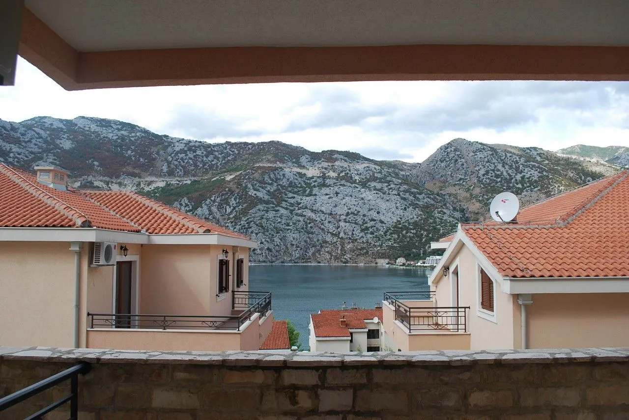 Prodaja, stan, 57m², Risan, Kotor