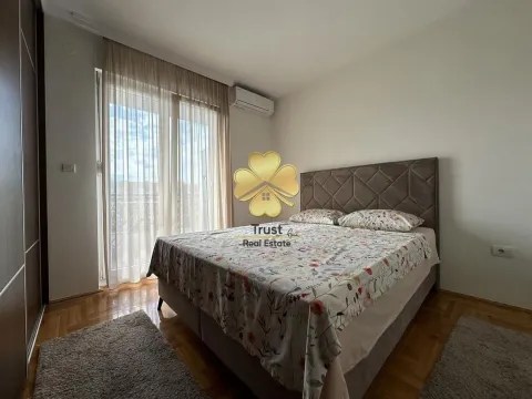 Furnished bedroom with a double bed and access to the terrace. - image 9