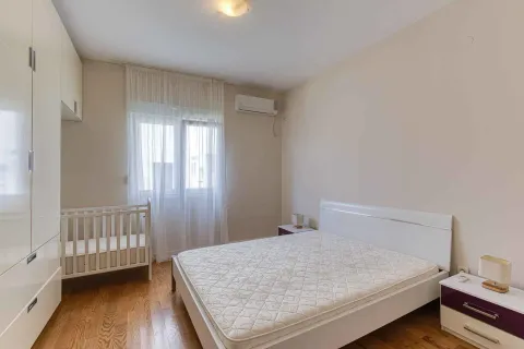 Spavaća soba sa bračnim krevetom, krevetcem i ugradnim plakarom. - image 15