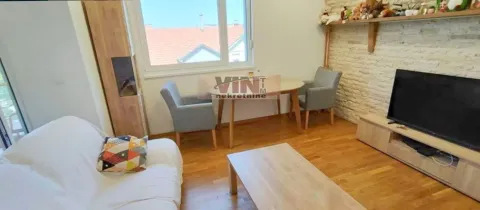 Dnevna soba sa garniturom, TV-om i trpezarijskim stolom sa stolicama. - image 18
