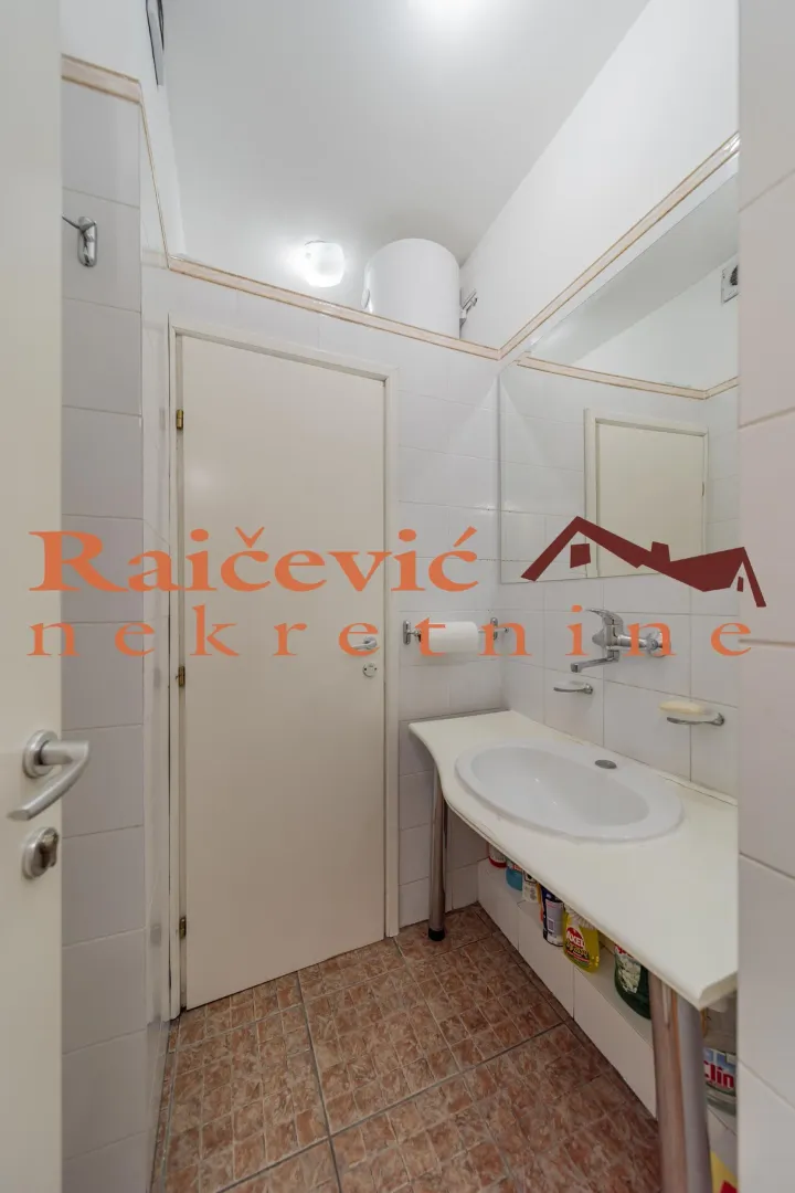 Small bathroom with a white washbasin and a mirror.