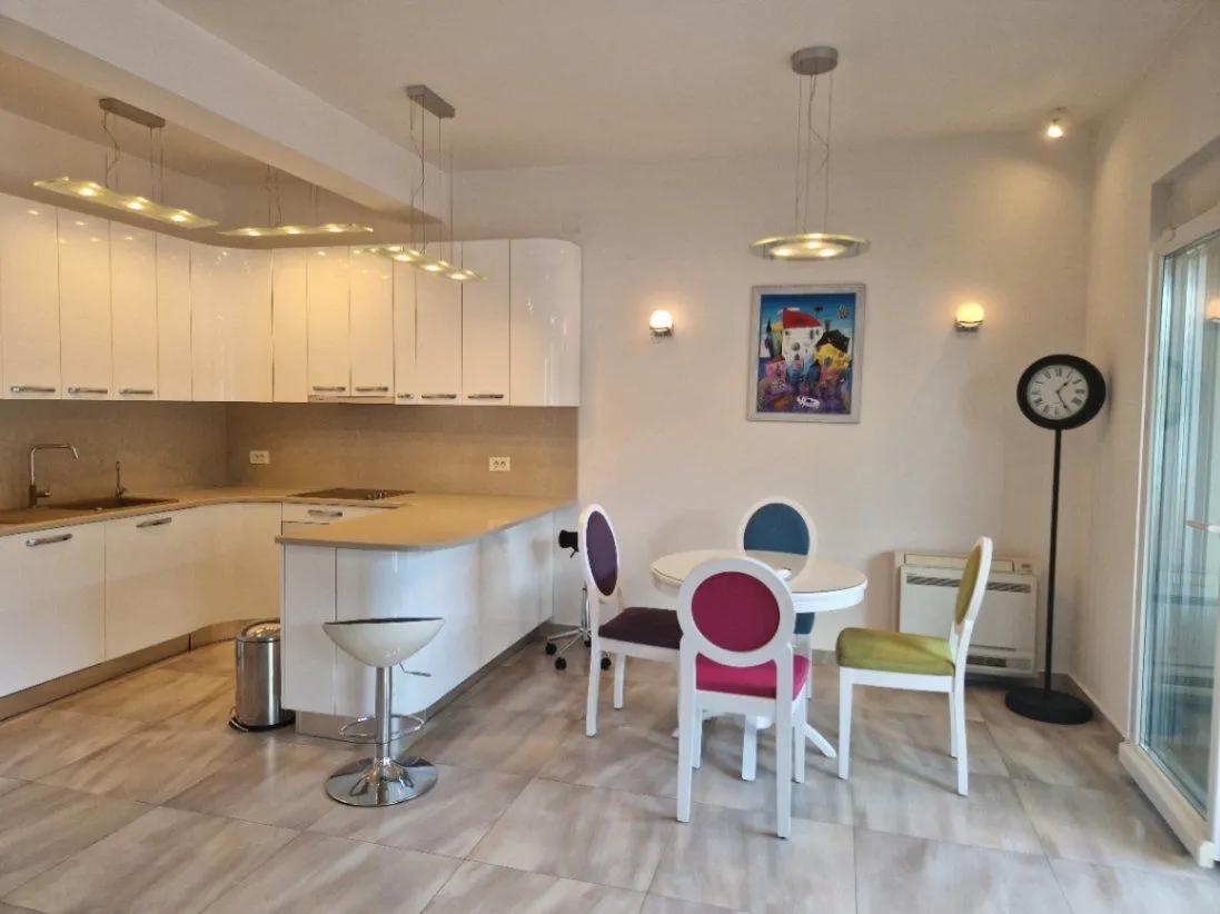 Prodaja, dvosoban stan, 108m², Centar, Kotor