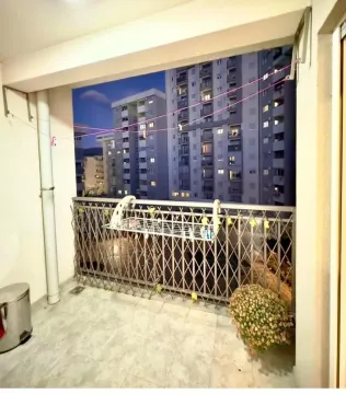 Natkriveni balkon sa pogledom na okolne zgrade i sušilicom za veš. - image 3