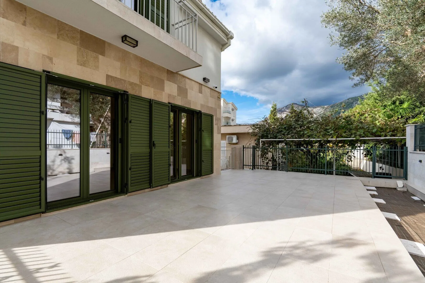 Prodaja, kuća, 204m², Podkošljun, Budva