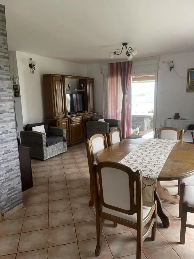 Izdavanje, kuća, 110m², Zemun Ugrinovci, Zemun Sve Podlokacije
