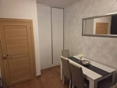 Dnevna soba sa trpezarijskim stolom i stolicama. - image 4