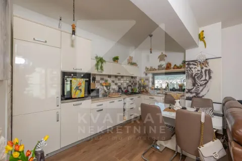 Kuhinja sa trpezarijom i bijelim elementima. - image 8