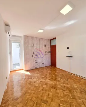 Empty room with a built-in wardrobe and parquet flooring. - image 4