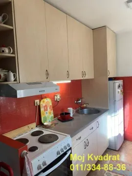 Manja kuhinja sa drvenim elementima i crvenim zidnim pločicama. - image 16