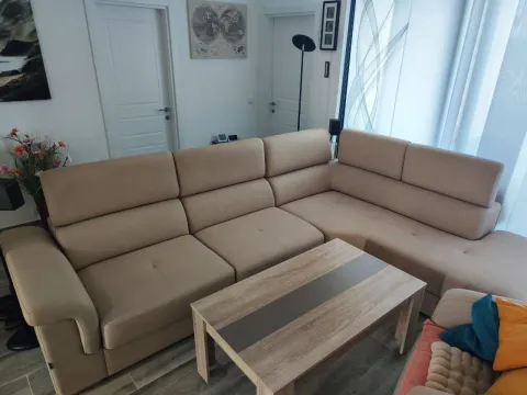 Udobna dnevna soba sa ugaonom garniturom i drvenim stočićem. - image 7