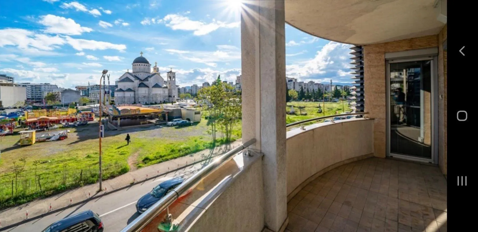 Prostrana terasa sa pogledom na saborni hram u Podgorici.