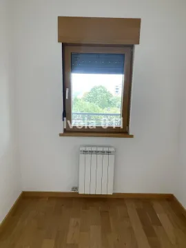Prazna soba sa drvenim podom, prozorom i radijatorom. - image 3