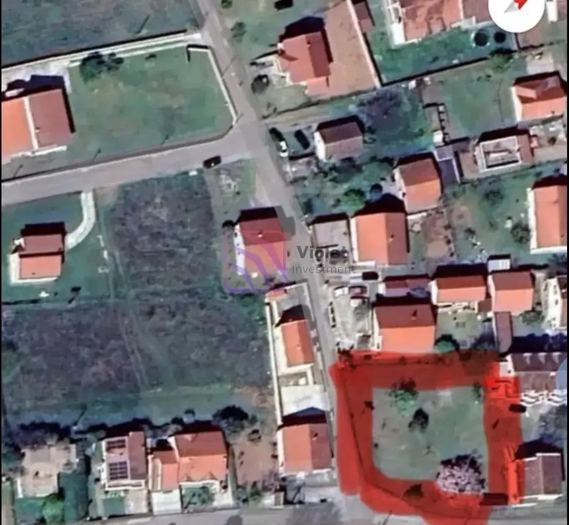 Satelitski snimak lokacije sa označenom parcelom i okolnim objektima.