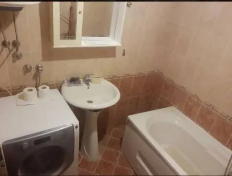 Jednostavno kupatilo sa kadom, lavaboom i veš mašinom. - image 6
