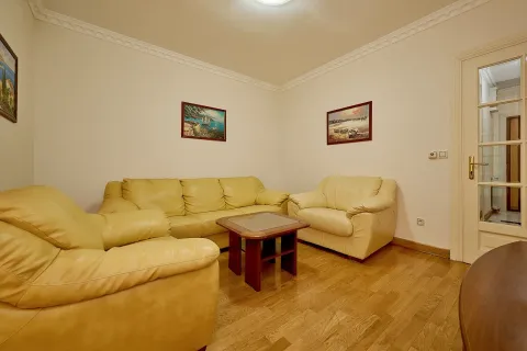 Dnevna soba sa garniturom za sjedenje, stočićem i slikama na zidu. - image 12