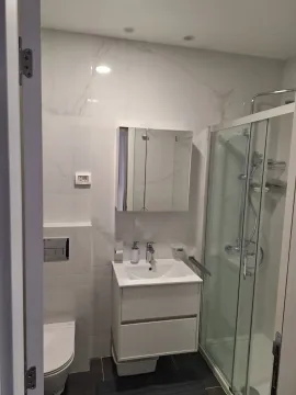 Moderno kupatilo sa tuš kabinom, lavaboom i ogledalom. - image 13