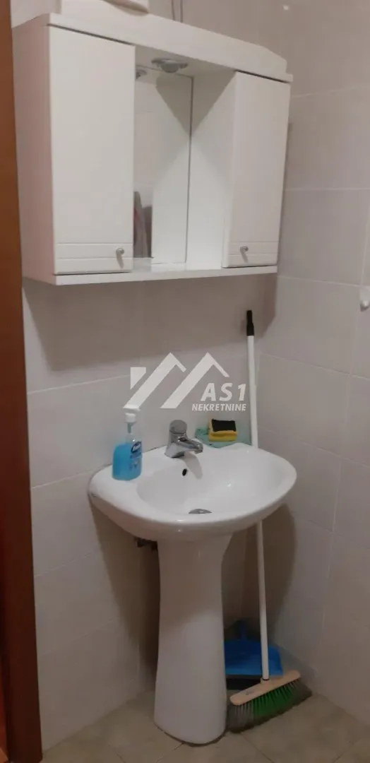 Small bathroom with a washbasin and a wall cabinet with a mirror.
