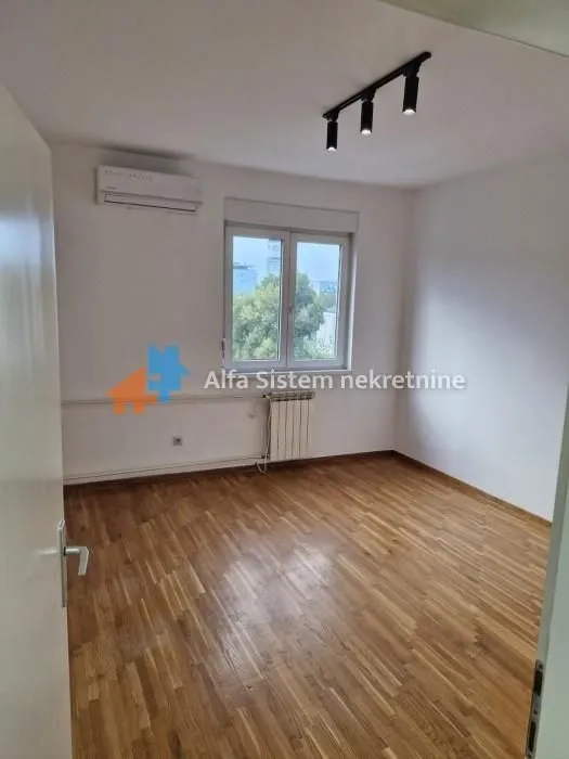 Izdavanje, trosoban stan, 77m², Novi Beograd Sve Podlokacije, Beograd