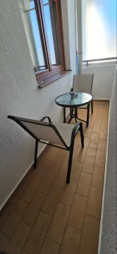 Uska terasa sa stolićem i dvije stolice. - image 2