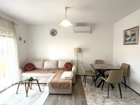 Izdavanje, stan, 55m², Tivat, Crna Gora - image 1