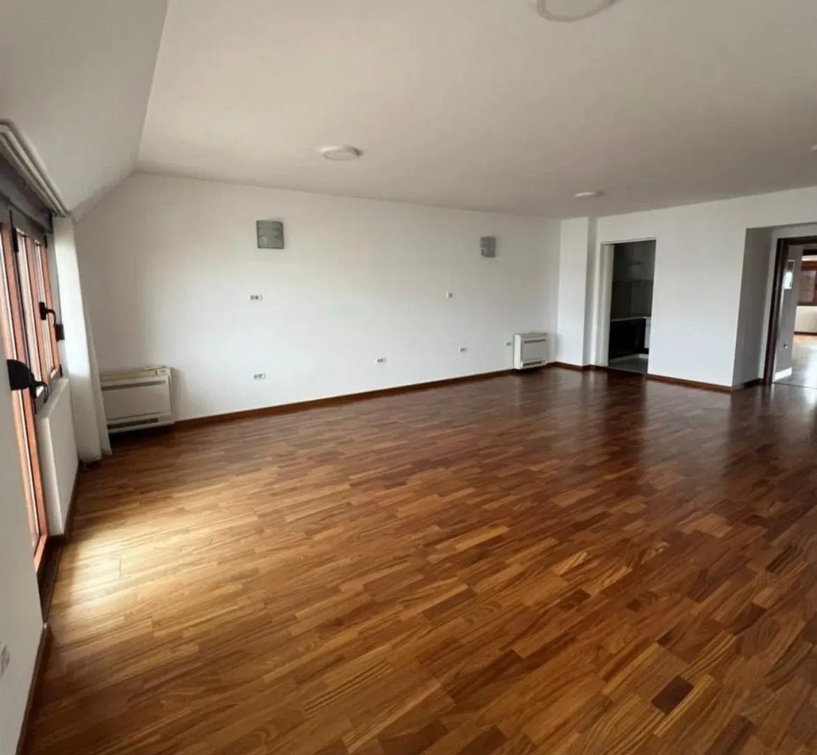 Prodaja, četvorosoban stan, 220m², Preko Morače, Podgorica