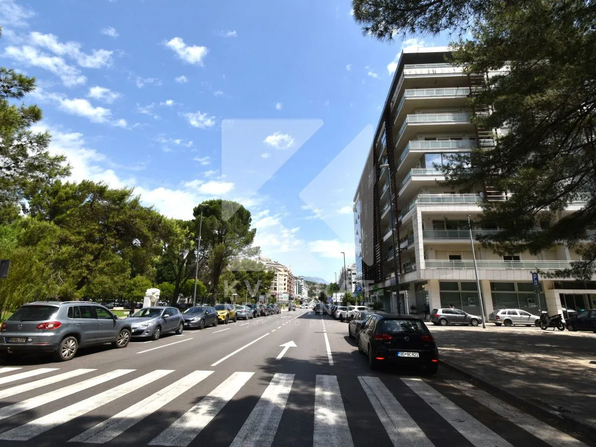 Izdavanje, četvorosoban stan, 230m², Kruševac, Podgorica