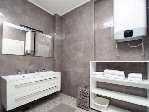 Izdavanje, kuća, 250m², Komoševina, Budva - image 10