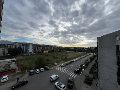 Pogled sa prozora na ulicu, parking i gradsko naselje. - image 10