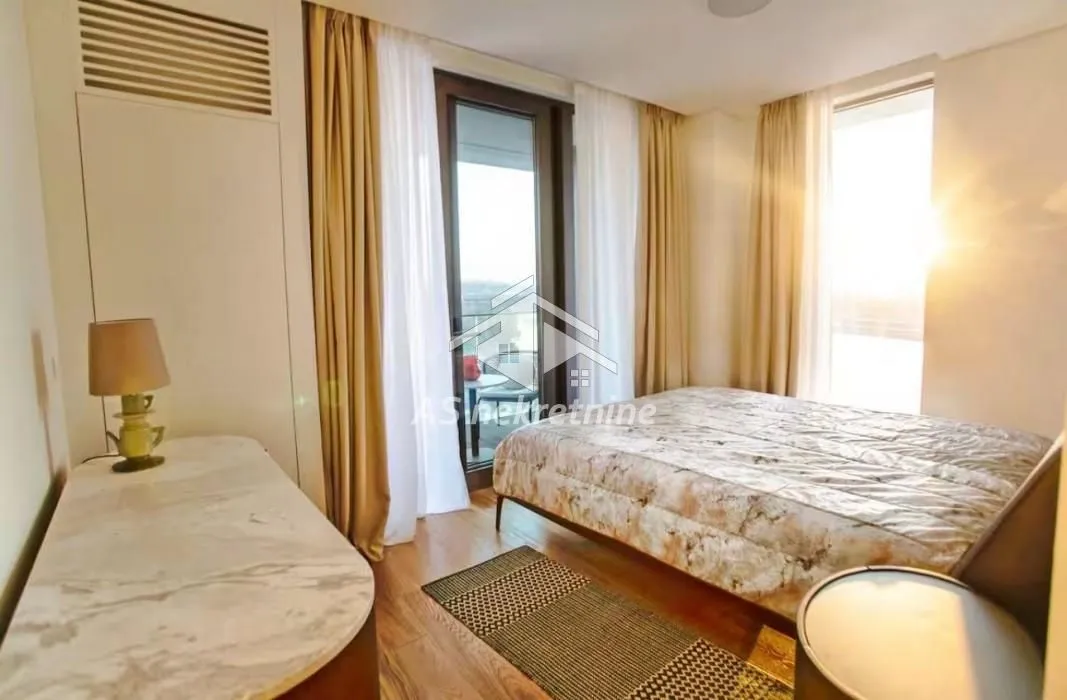 Izdavanje, četvorosoban stan, 142m², Savski Venac, Beograd