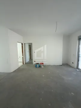 Prazna prostorija u toku renoviranja sa bijelim zidovima i kantama za farbu na podu. - image 5