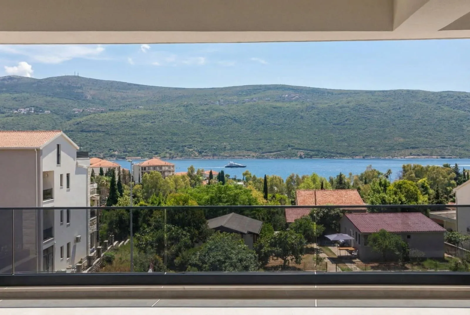 Prelijep pogled sa balkona na more i okolna brda.