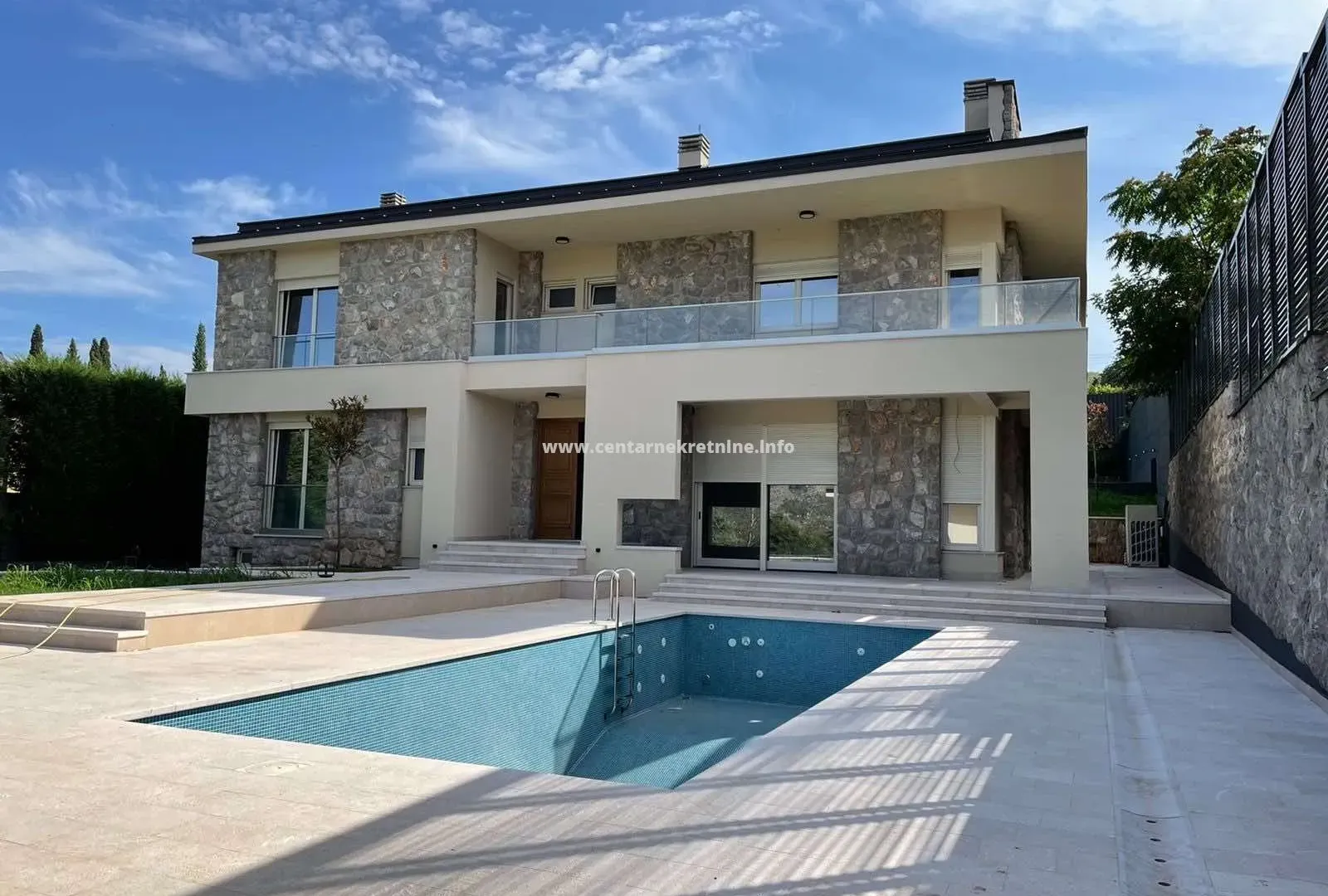 Prodaja, kuća, 492m², Mareza, Podgorica